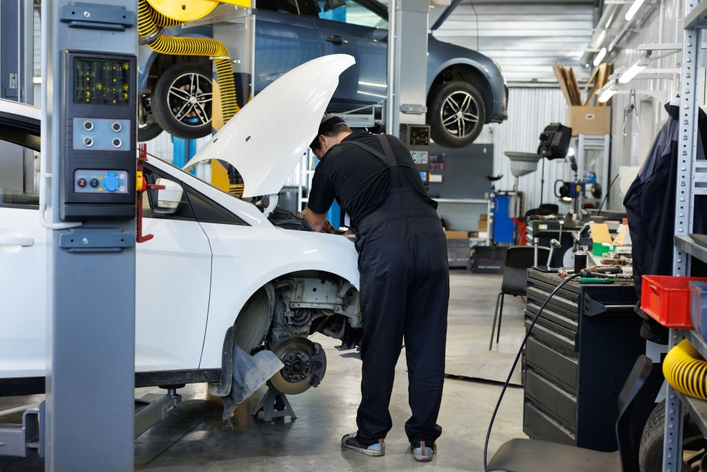 Mecánico reparando un coche en Talleres Juanan taller mecánico en Benalmádena